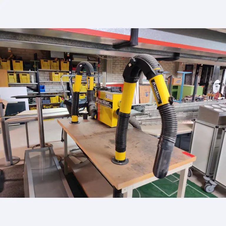 Nicht mehr benötigtes Equipment einer beruflichen Schule-3