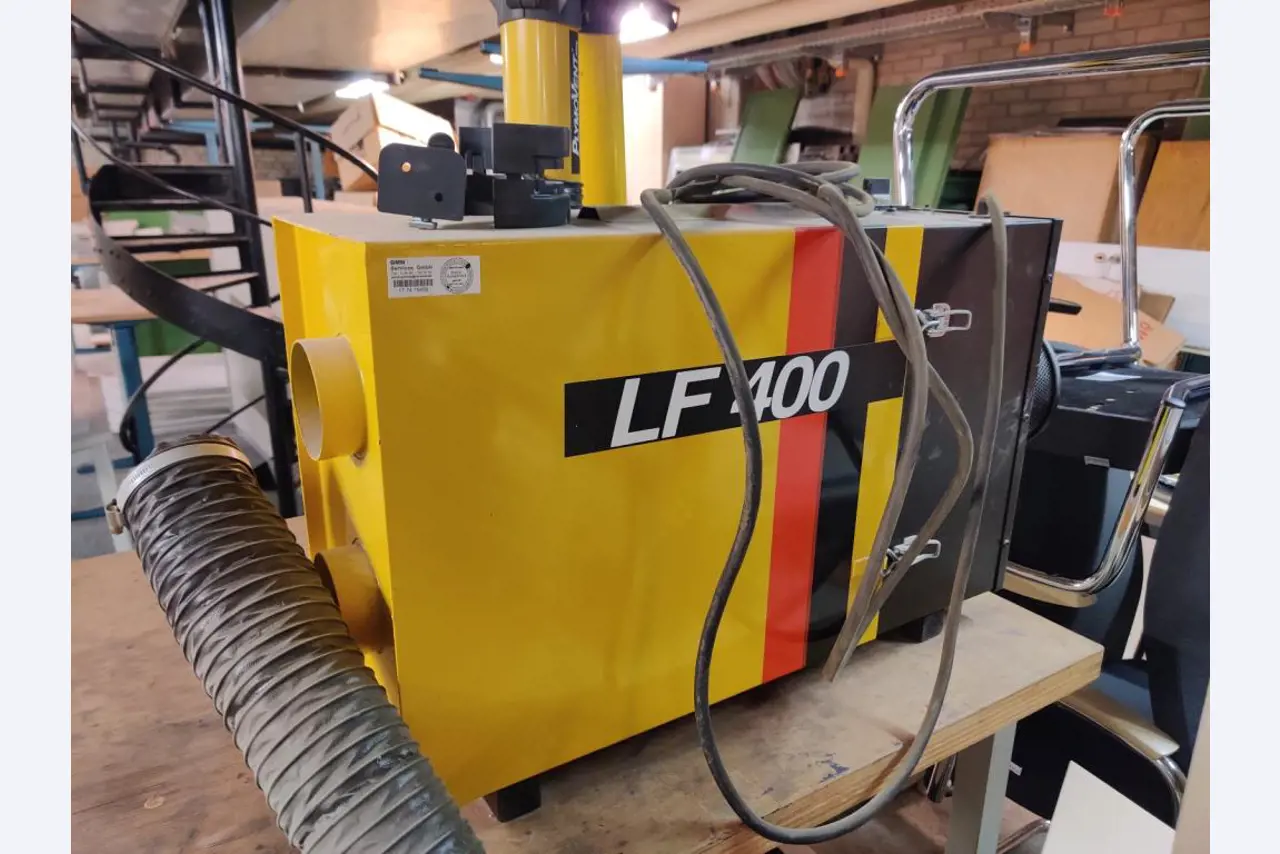 Nicht mehr benötigtes Equipment einer beruflichen Schule-4