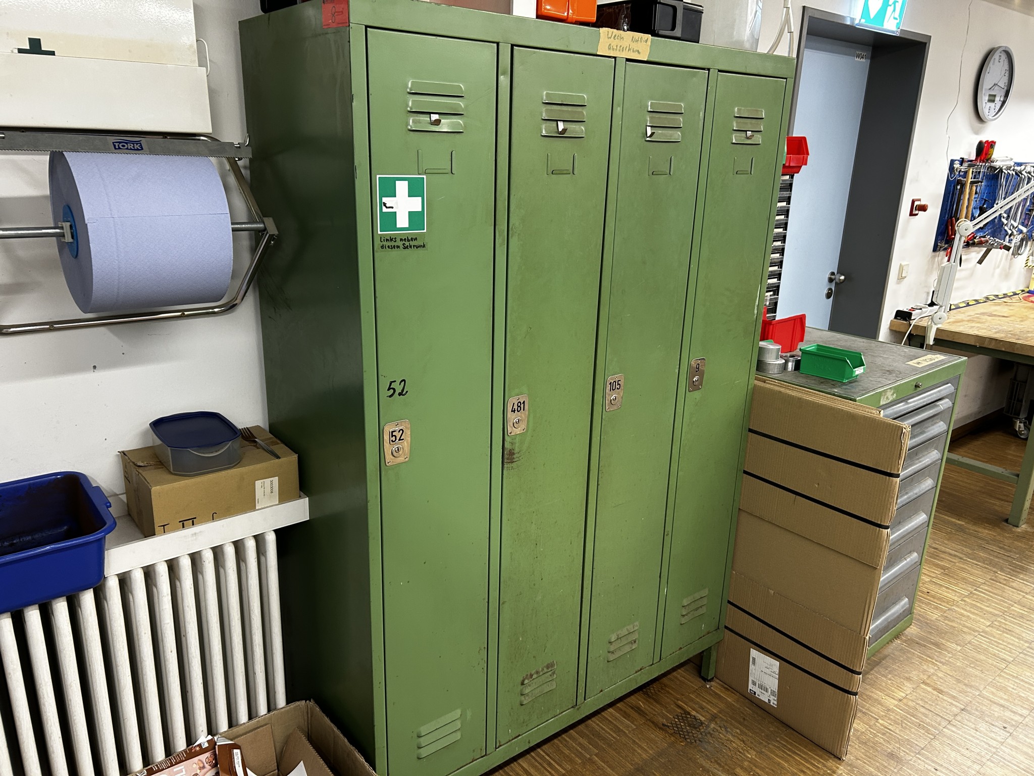 Nicht mehr benötigtes Equipment einer beruflichen Schule-2