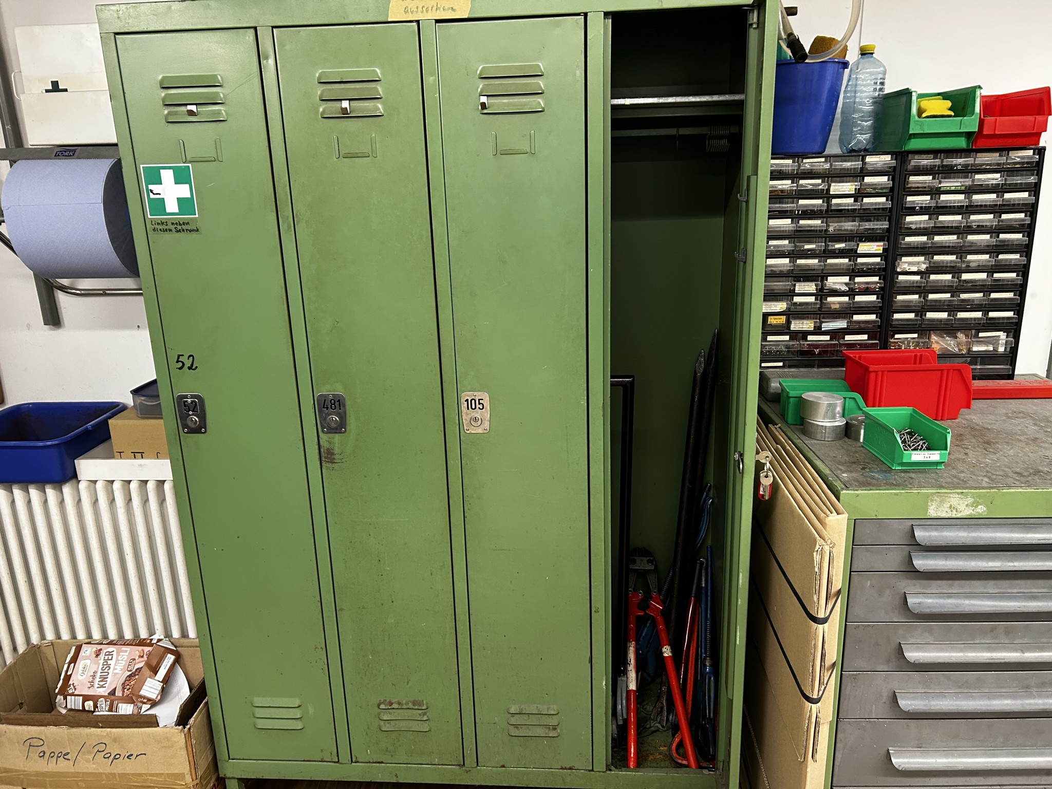 Nicht mehr benötigtes Equipment einer beruflichen Schule-1