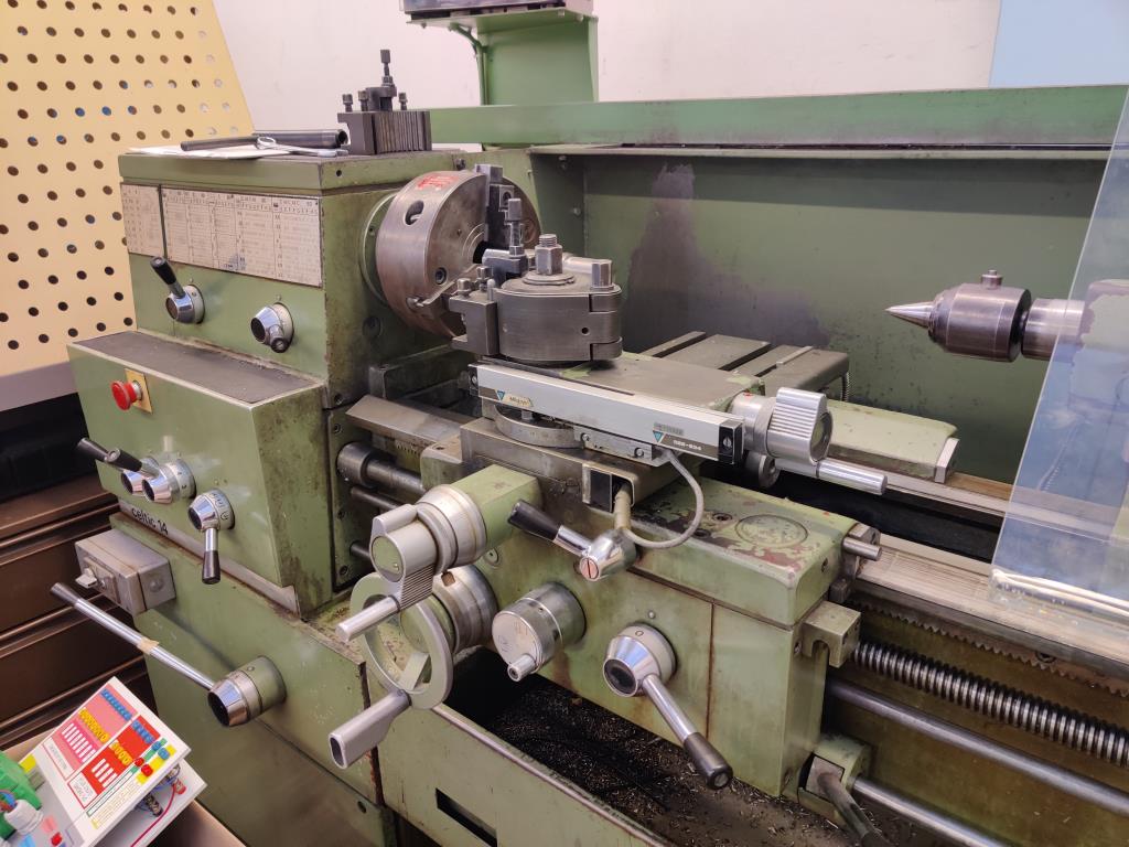 Nicht mehr benötigtes Equipment einer beruflichen Schule-5