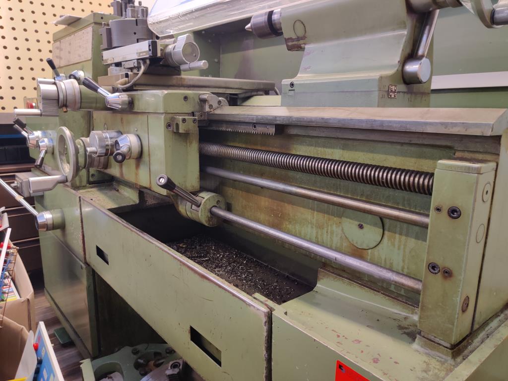 Nicht mehr benötigtes Equipment einer beruflichen Schule-7