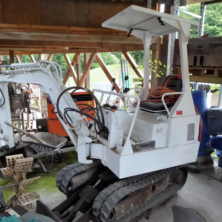 Electric mini excavator