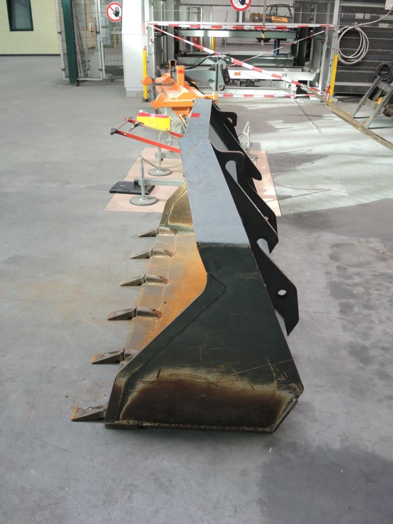 Chapas metálicas e máquinas para trabalhar metais<br><font size="2">Em colaboração com a Hilco Industrial Acquisitions bv</font>-3