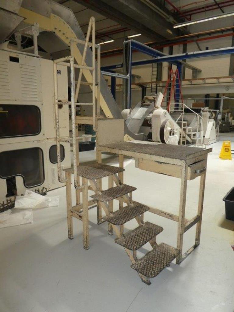 Machines pour la fabrication de savons, ainsi que l'ensemble de l'équipement industriel et commercial<br>.-10