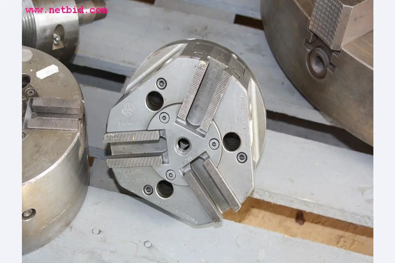 Machines et accessoires provenant de la liquidation d'une entreprise<br>.-4