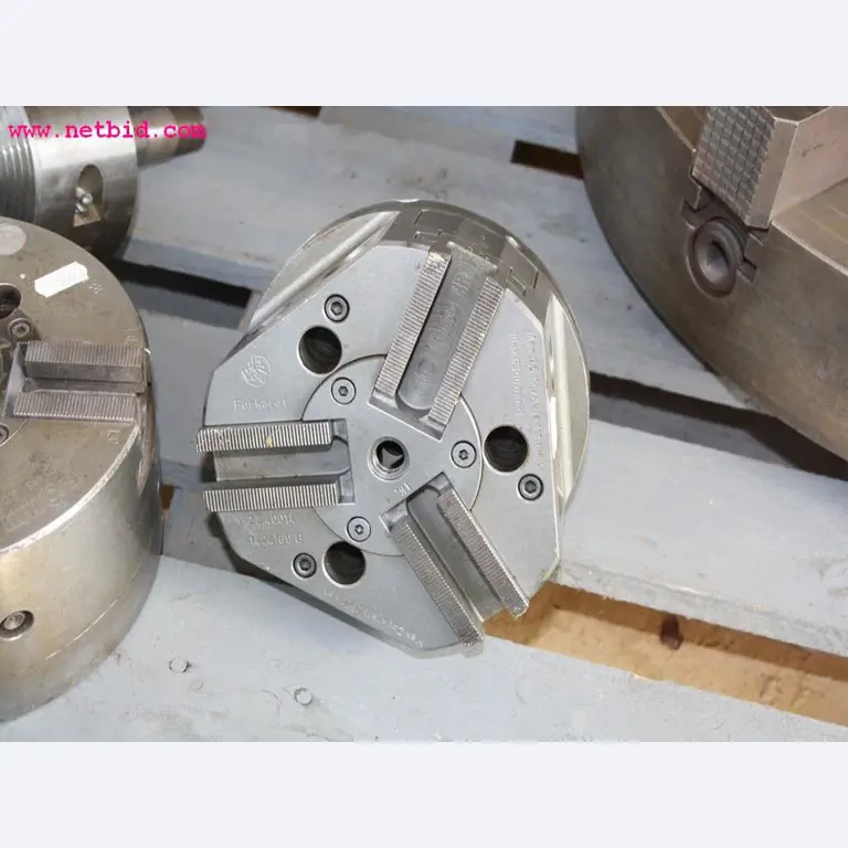 Machines et accessoires provenant de la liquidation d'une entreprise<br>.-4