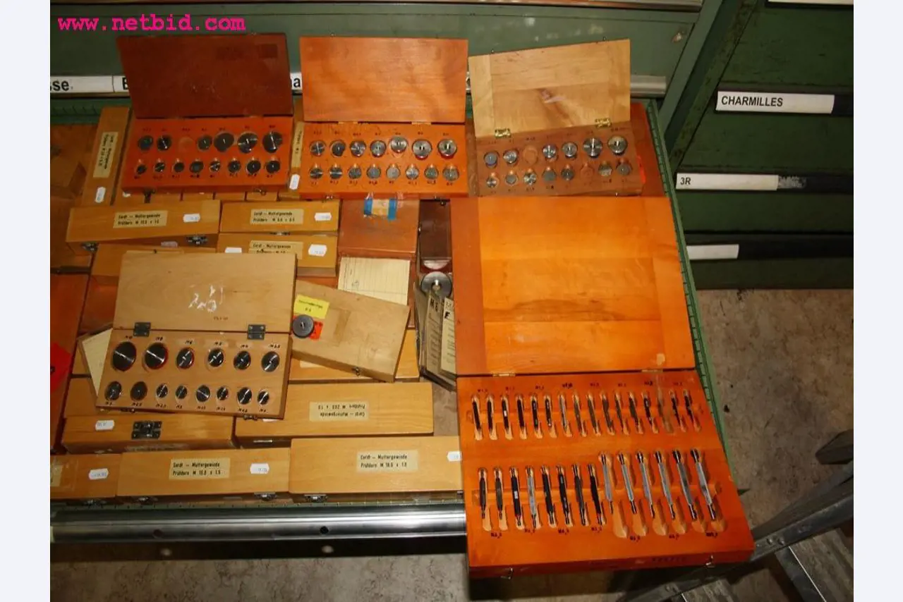 Machines et accessoires provenant de la liquidation d'une entreprise<br>.-10