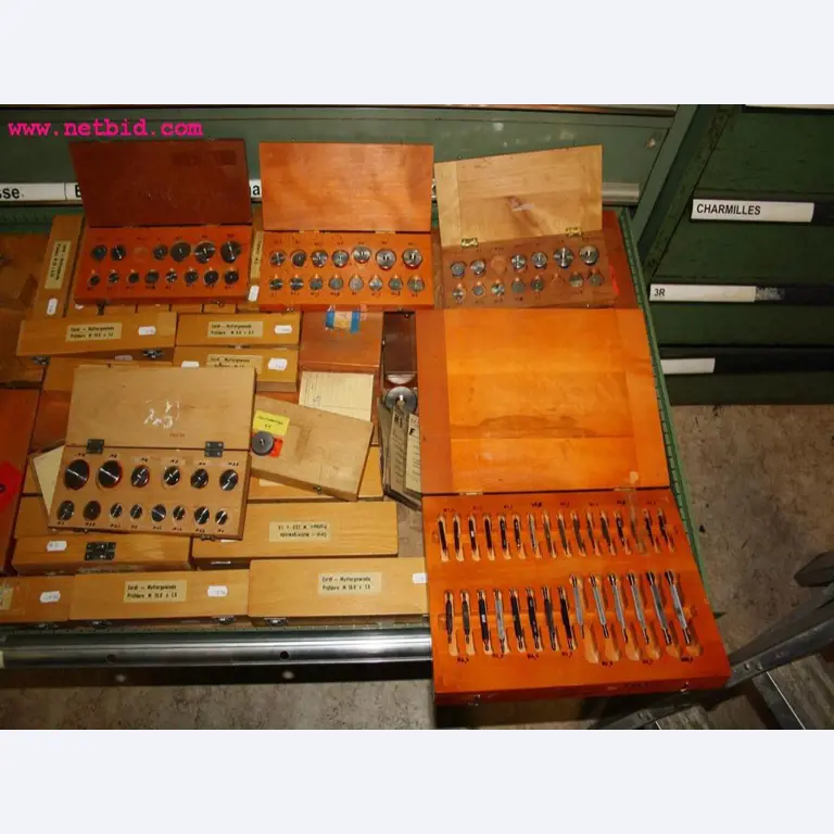 Machines et accessoires provenant de la liquidation d'une entreprise<br>.-10