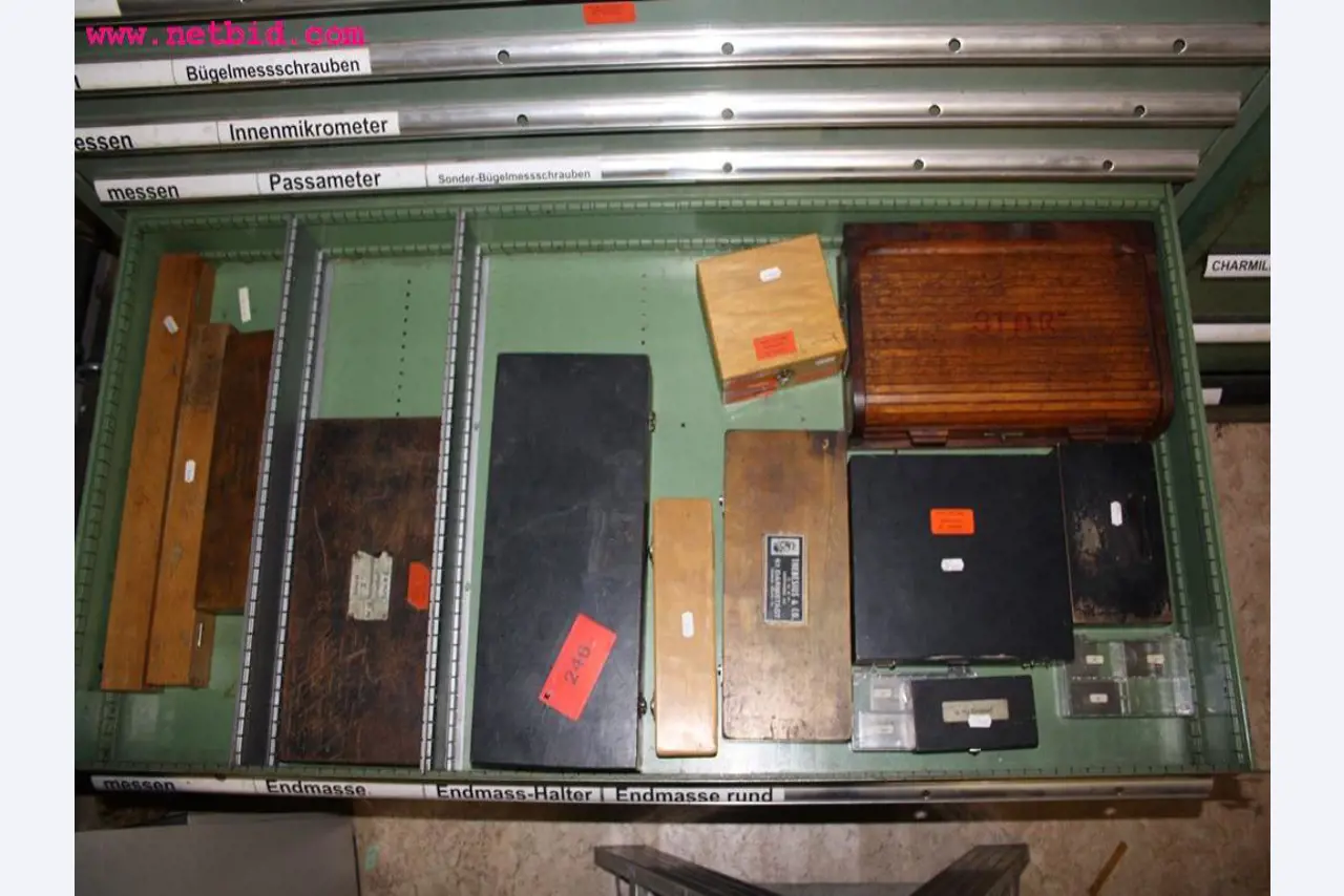 Machines et accessoires provenant de la liquidation d'une entreprise<br>.-1