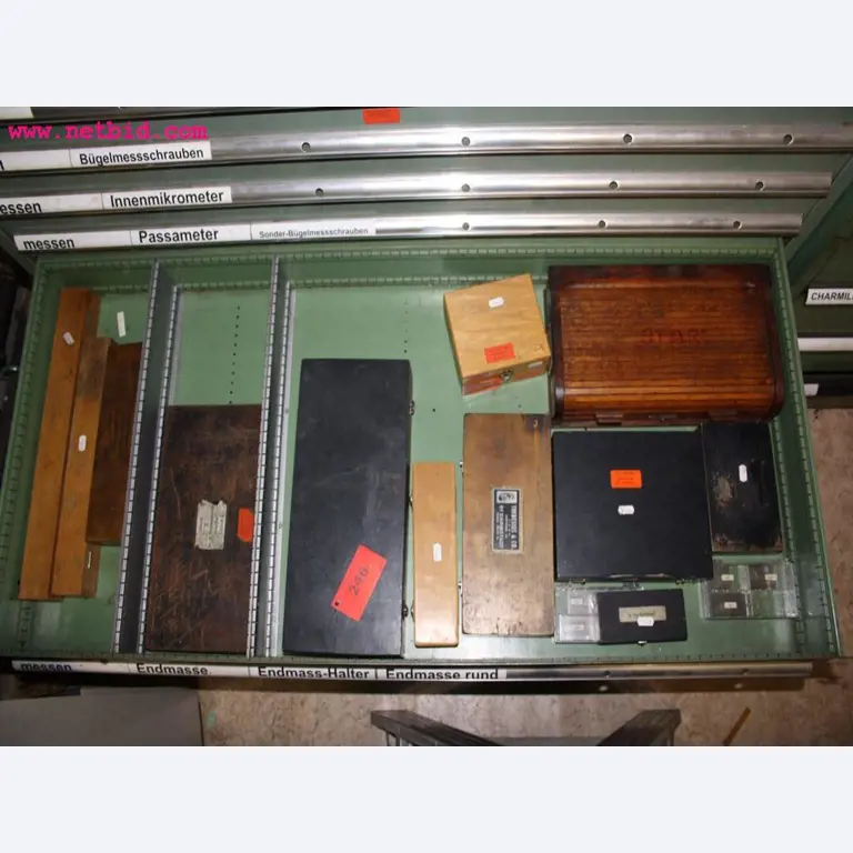 Machines et accessoires provenant de la liquidation d'une entreprise<br>.-1