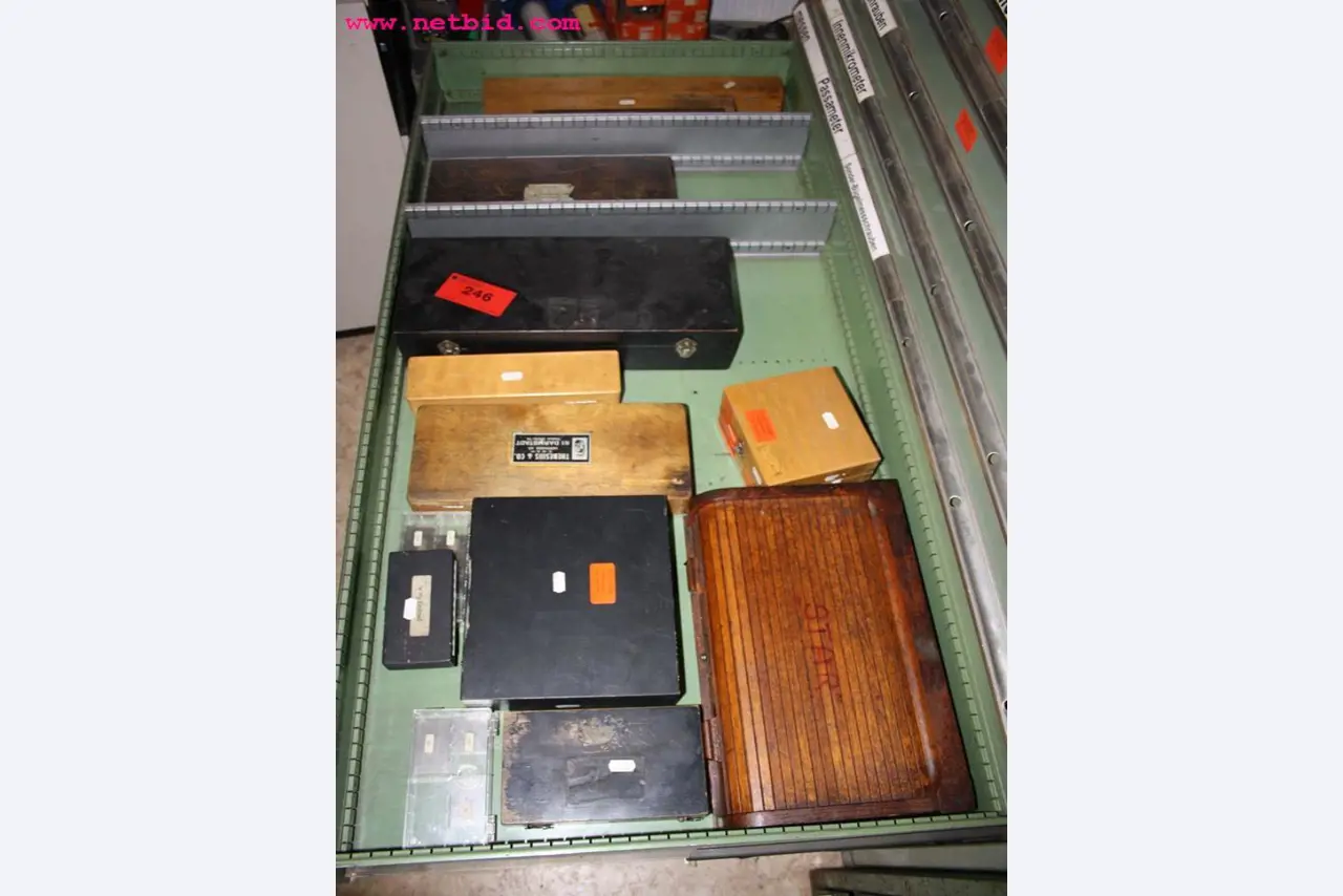 Machines et accessoires provenant de la liquidation d'une entreprise<br>.-2