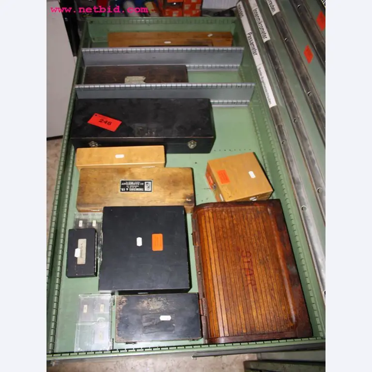 Machines et accessoires provenant de la liquidation d'une entreprise<br>.-2