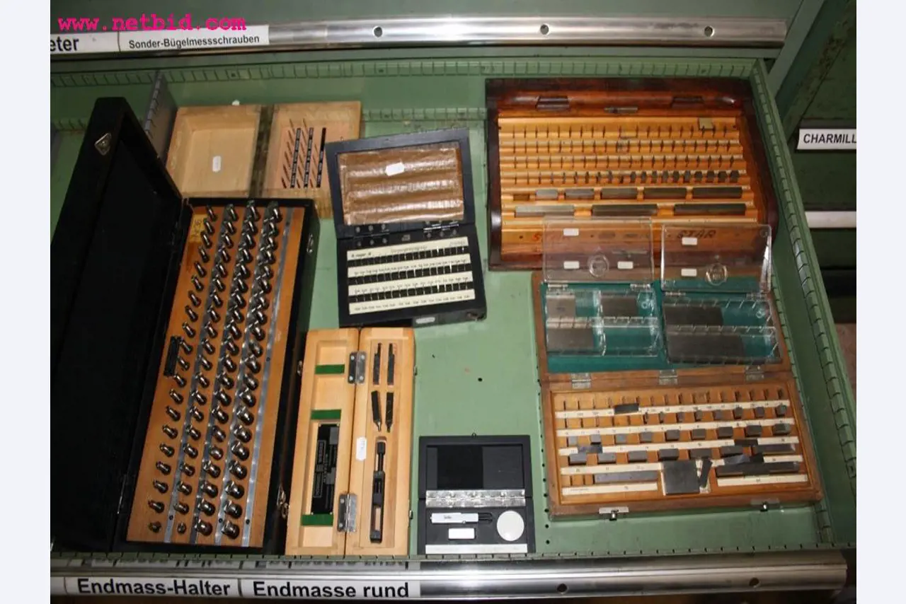 Machines et accessoires provenant de la liquidation d'une entreprise<br>.-3