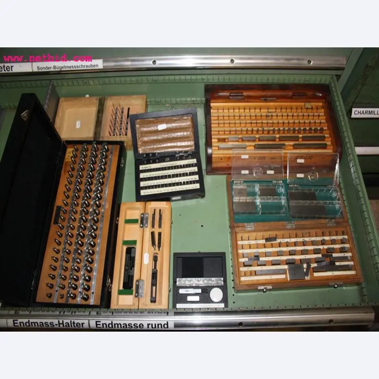 Machines et accessoires provenant de la liquidation d'une entreprise<br>.-3