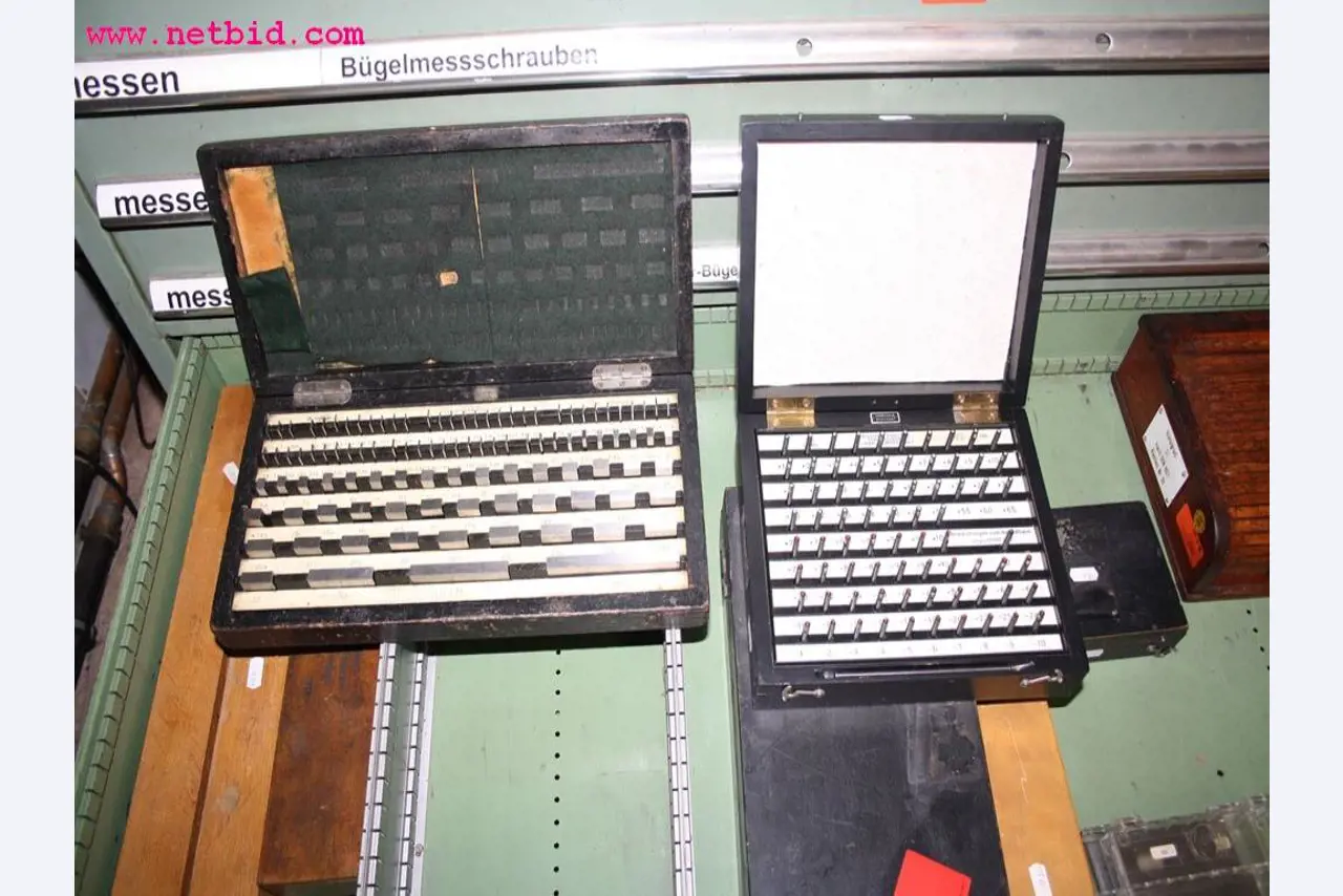 Machines et accessoires provenant de la liquidation d'une entreprise<br>.-4