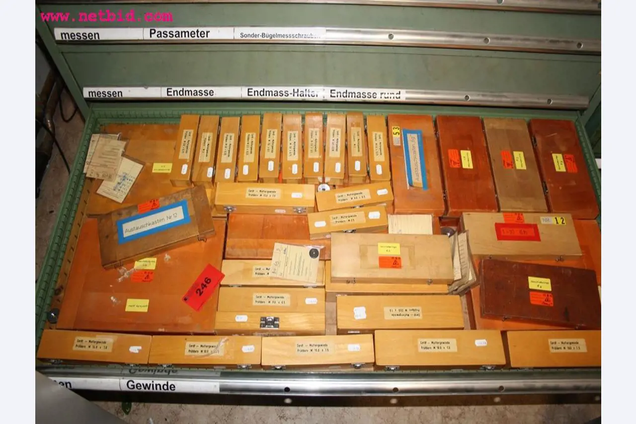 Machines et accessoires provenant de la liquidation d'une entreprise<br>.-6