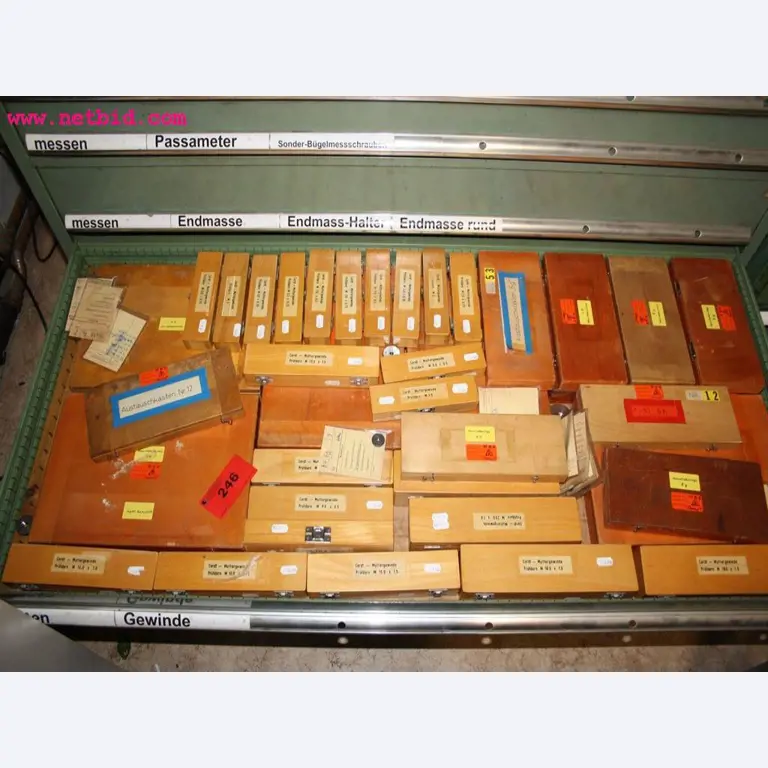 Machines et accessoires provenant de la liquidation d'une entreprise<br>.-6