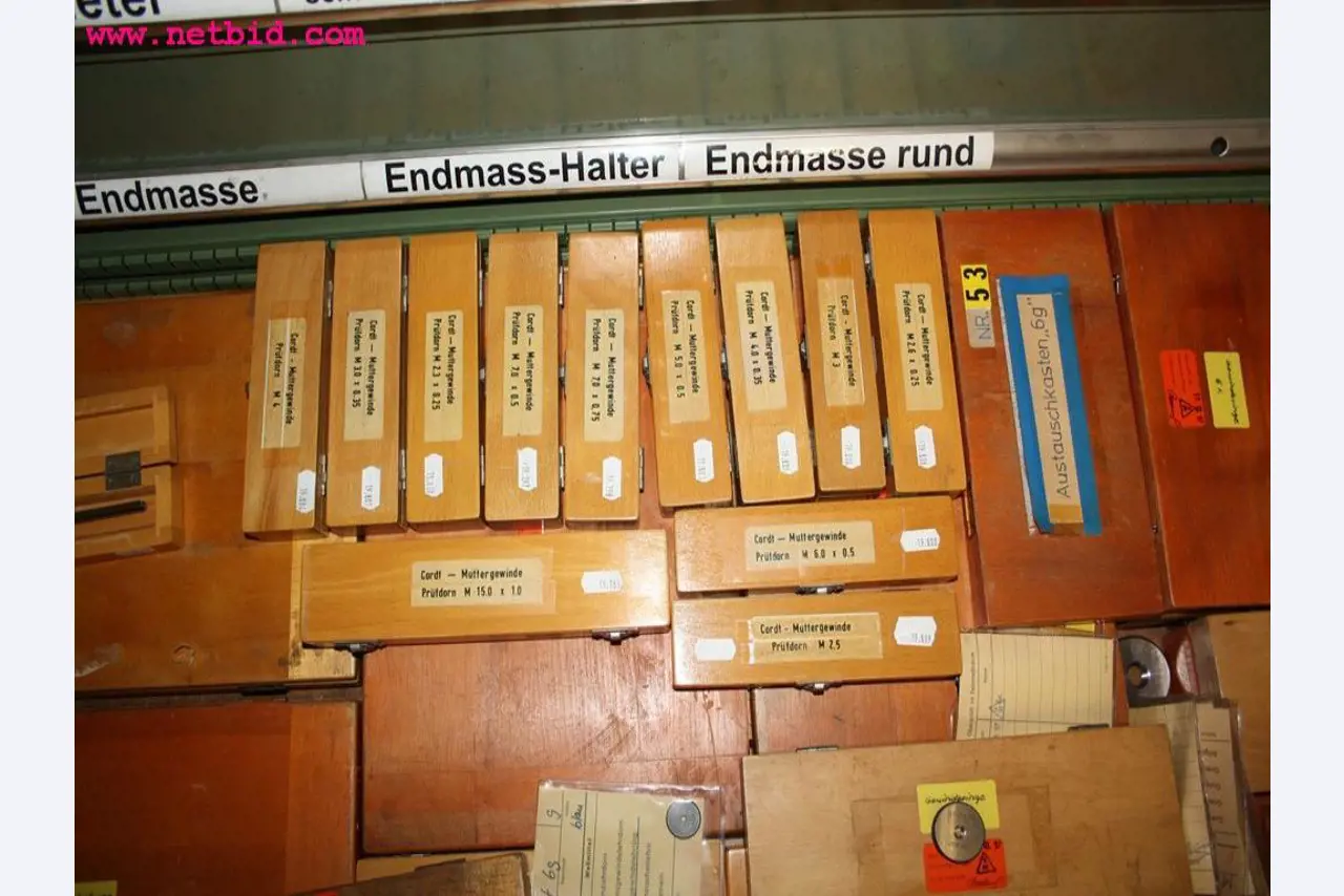 Machines et accessoires provenant de la liquidation d'une entreprise<br>.-7