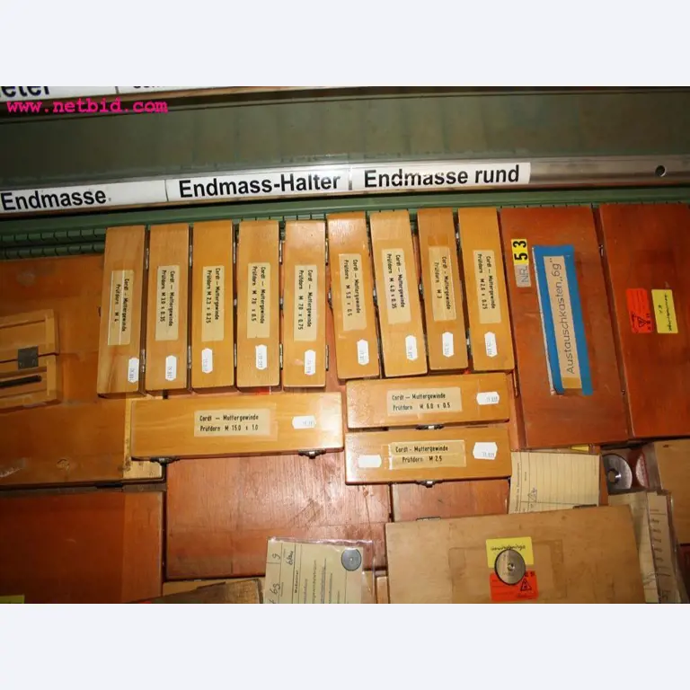 Machines et accessoires provenant de la liquidation d'une entreprise<br>.-7