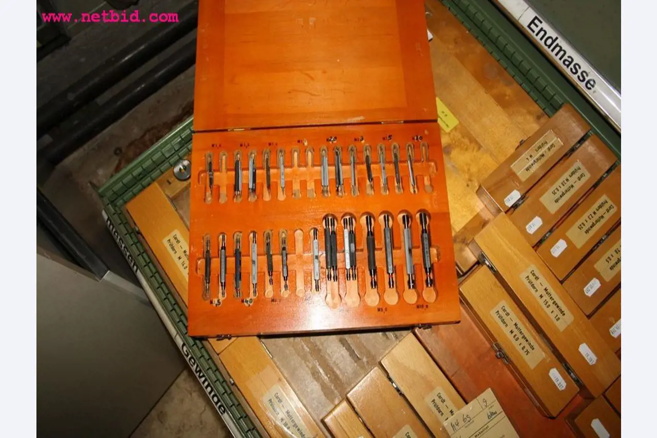 Machines et accessoires provenant de la liquidation d'une entreprise<br>.-8