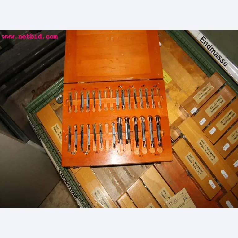 Machines et accessoires provenant de la liquidation d'une entreprise<br>.-8