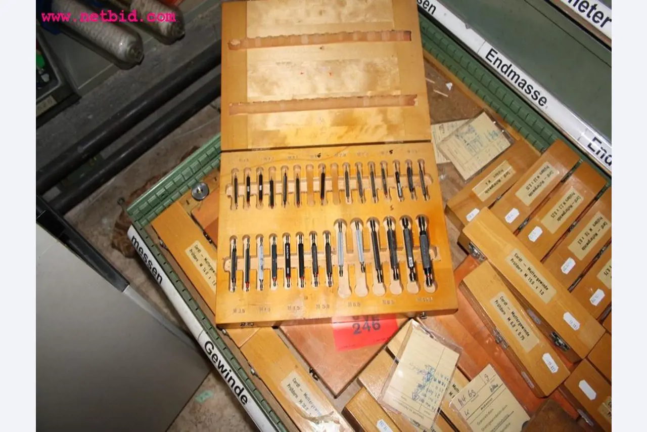 Machines et accessoires provenant de la liquidation d'une entreprise<br>.-9