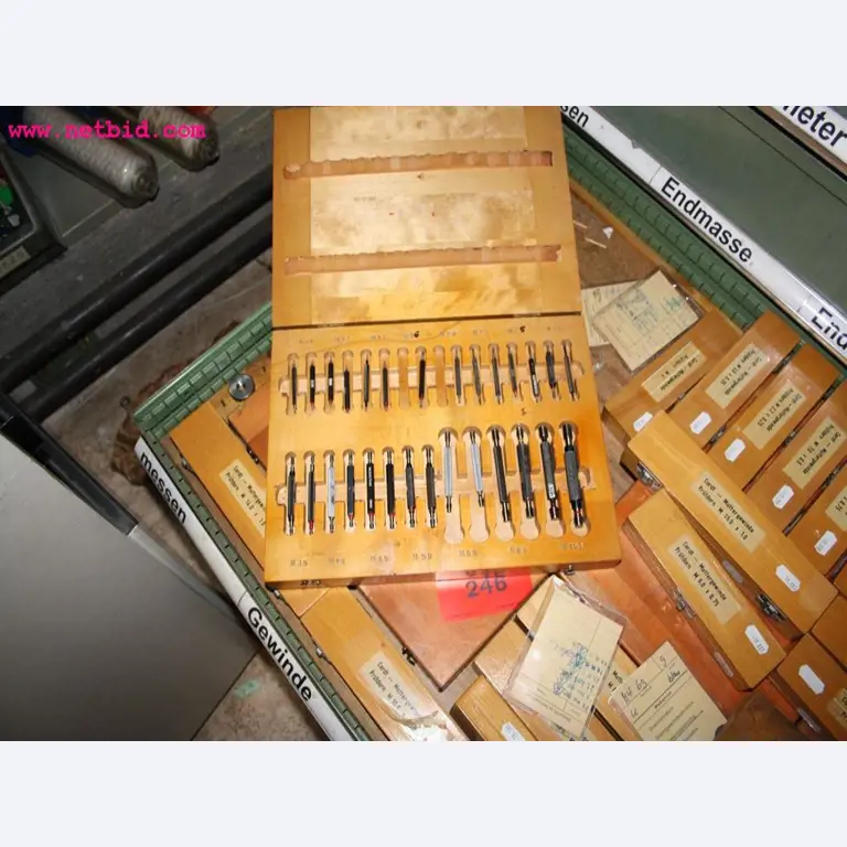 Machines et accessoires provenant de la liquidation d'une entreprise<br>.-9