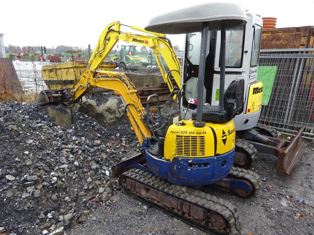 Véhicules de chantier, pelles sur chenilles, chargeuses sur pneus<br><font size="2"> En collaboration avec Gläsener + Schmidt GmbH
</font>

-8