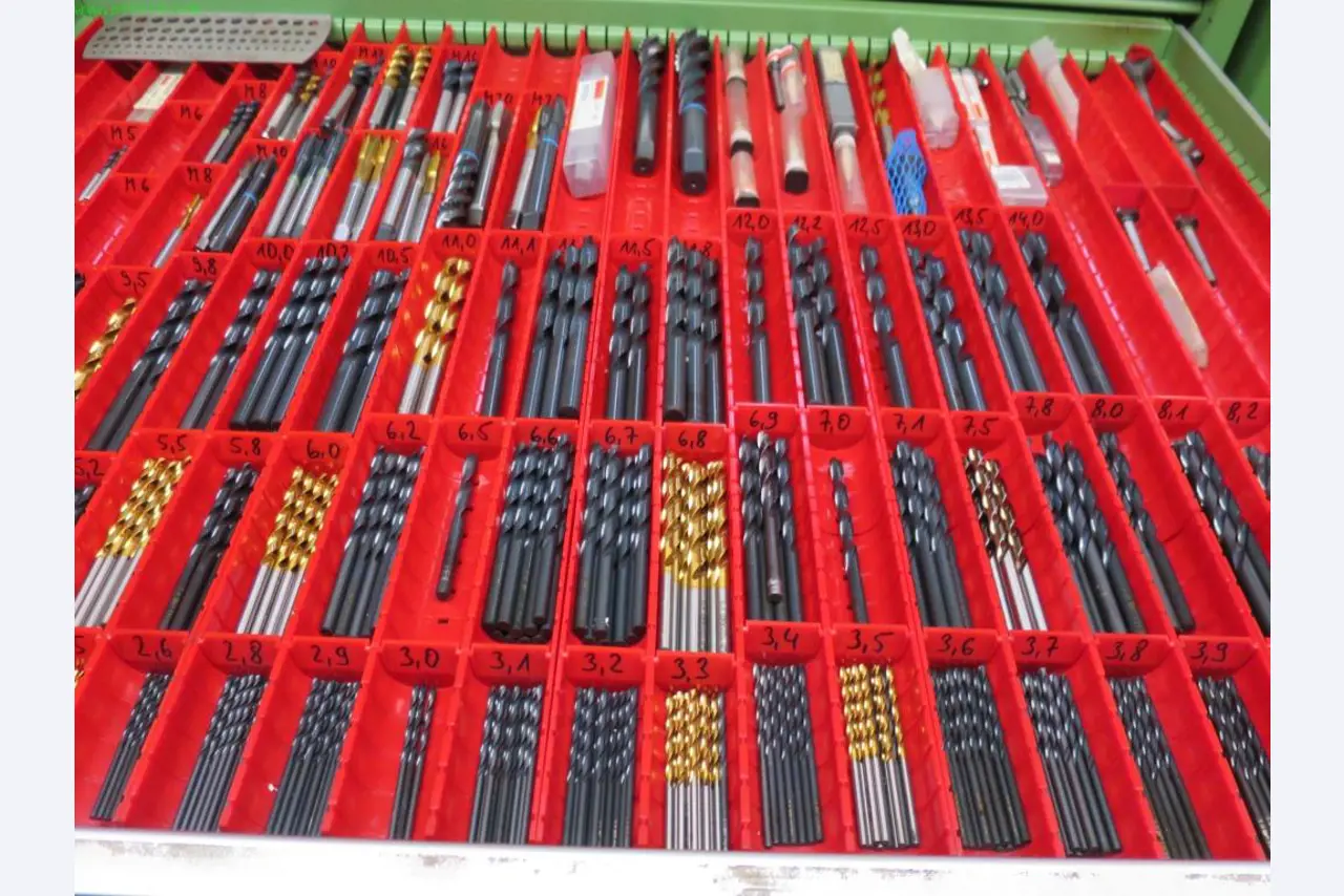 Máquinas-ferramentas e máquinas para trabalhar chapas metálicas<br> no domínio da engenharia mecânica e do fabrico por encomenda-5