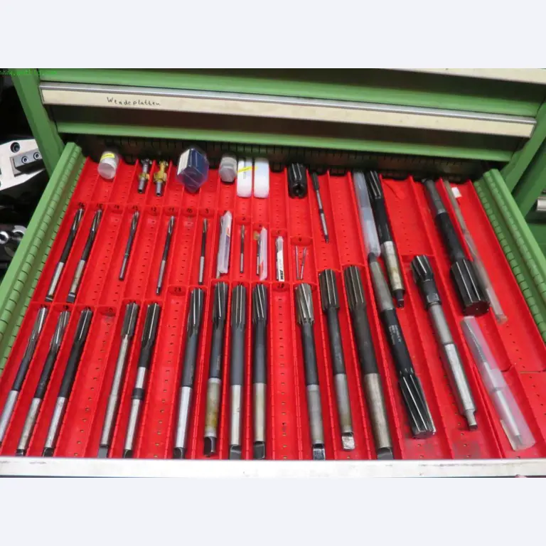 Máquinas-ferramentas e máquinas para trabalhar chapas metálicas<br> no domínio da engenharia mecânica e do fabrico por encomenda-9