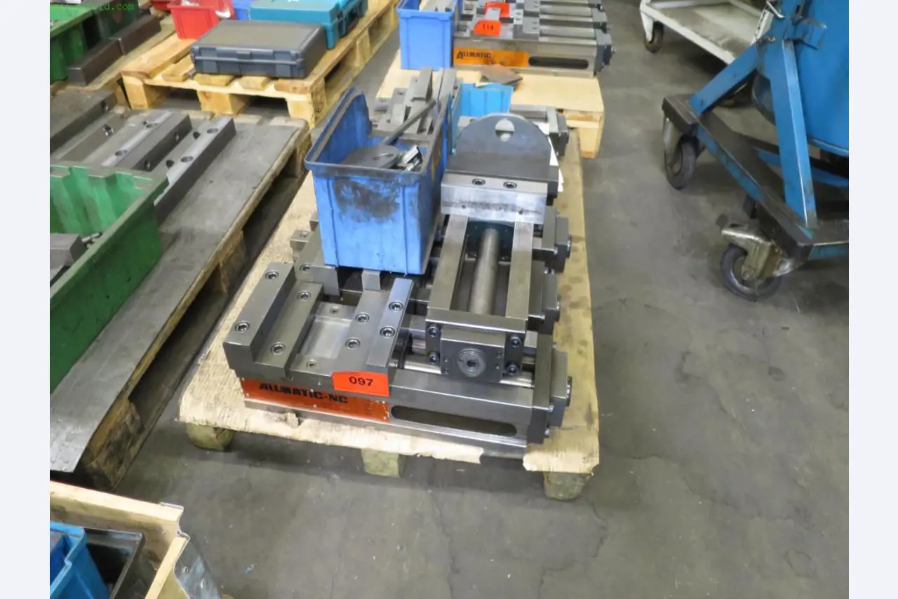 Máquinas-ferramentas e máquinas para trabalhar chapas metálicas<br> no domínio da engenharia mecânica e do fabrico por encomenda-1