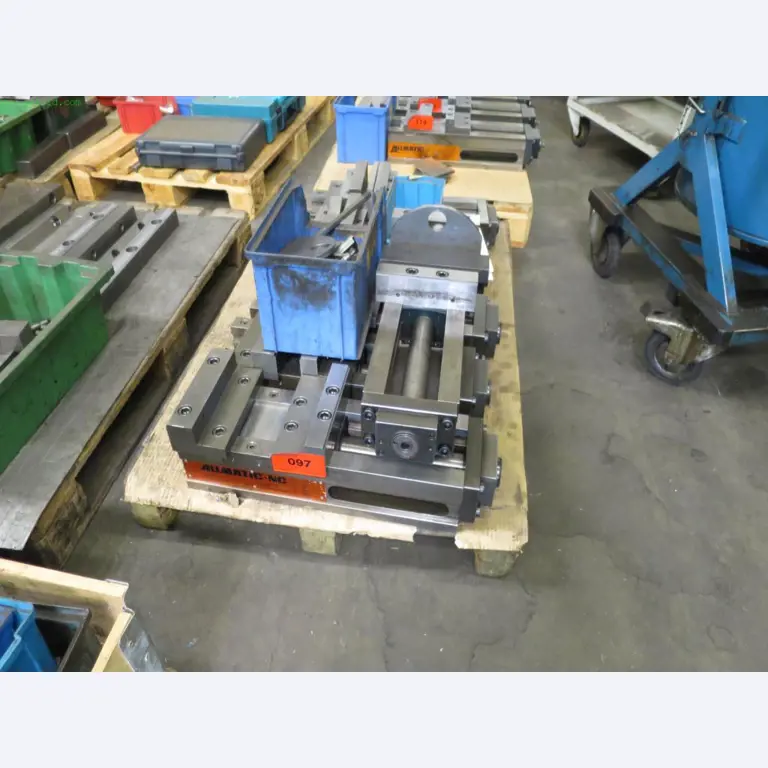 Máquinas-ferramentas e máquinas para trabalhar chapas metálicas<br> no domínio da engenharia mecânica e do fabrico por encomenda-1