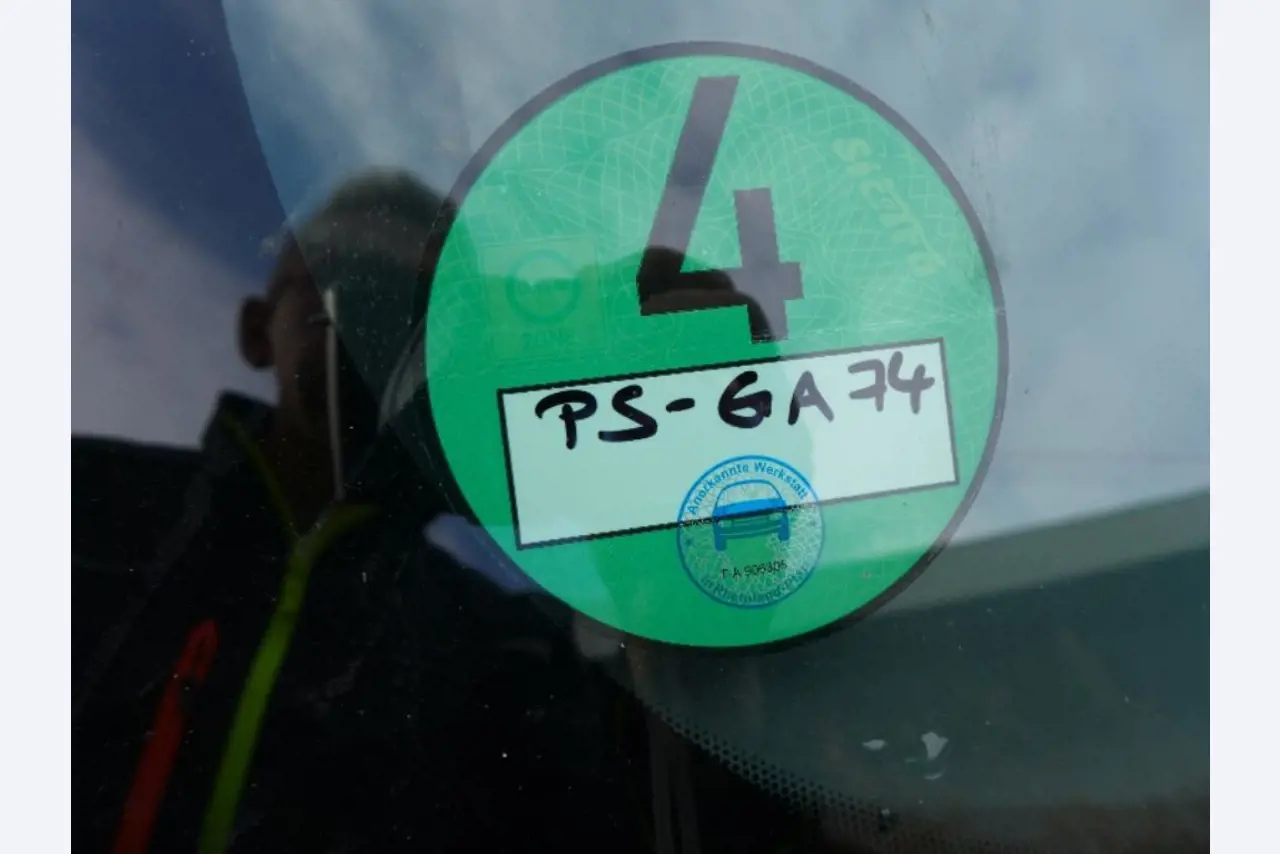 gepflegte Maschinen zur Herstellung von Möbeln-16