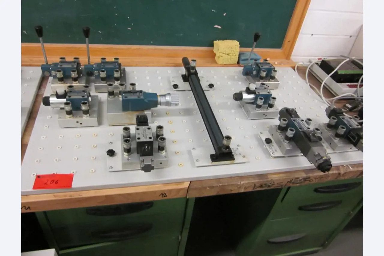 Betriebs- und Geschäftsausstattung einer Berufsbildungsstätte-6