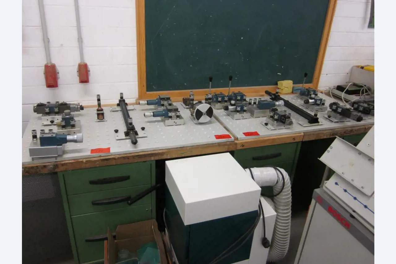 Betriebs- und Geschäftsausstattung einer Berufsbildungsstätte-8