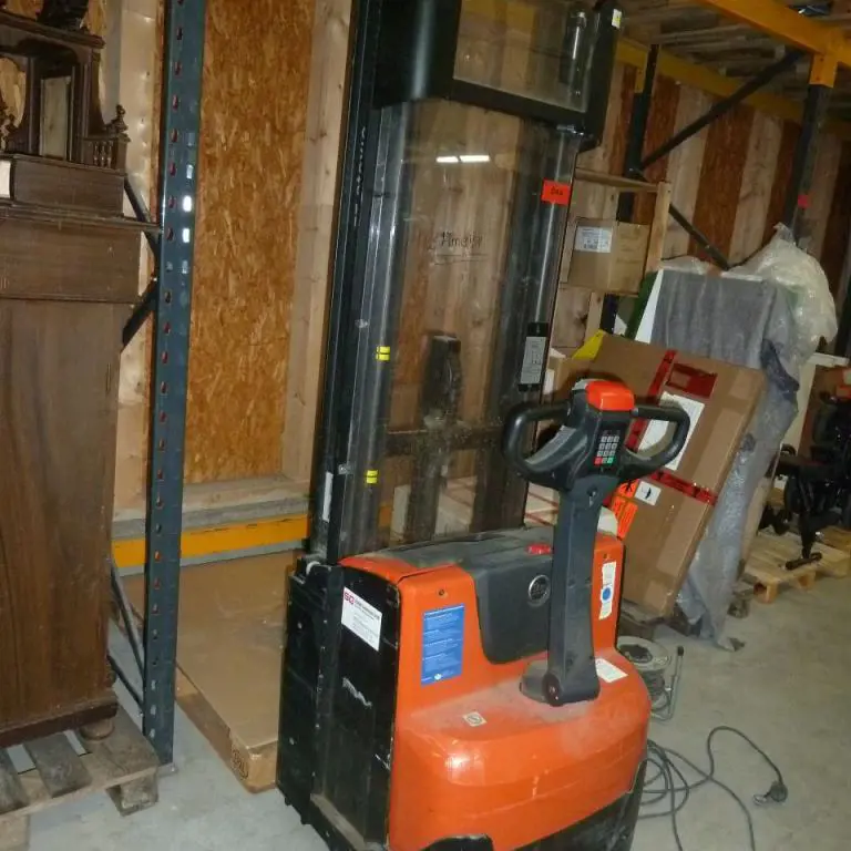 Electric pallet truck BT Staxio