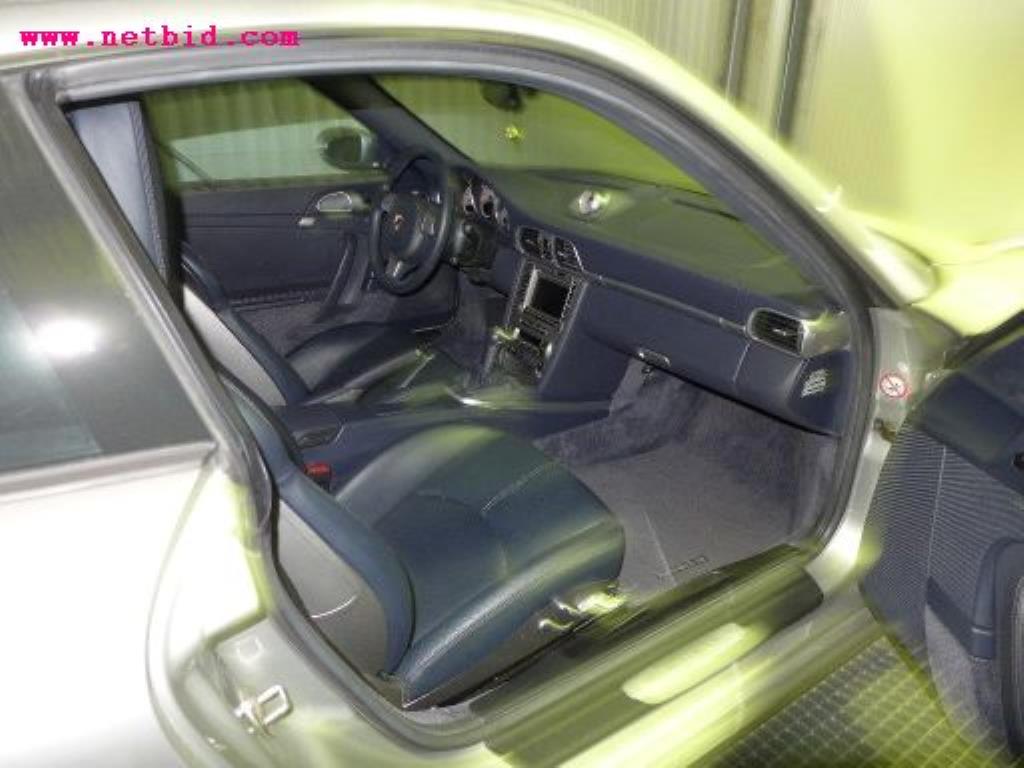 gepflegter Fuhrpark:<br>2 Porsche sowie 3 Harley Davidson-11