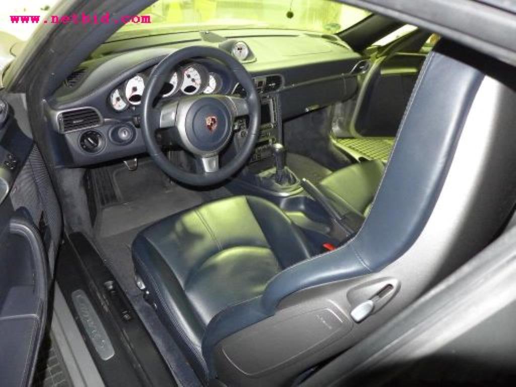 gepflegter Fuhrpark:<br>2 Porsche sowie 3 Harley Davidson-12