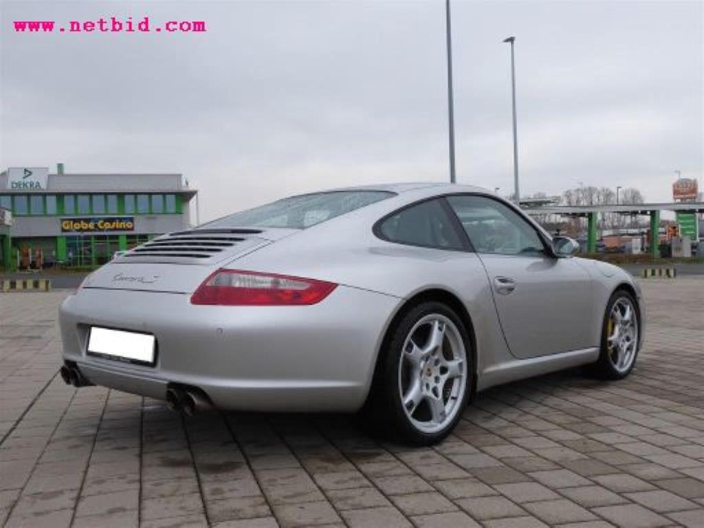 gepflegter Fuhrpark:<br>2 Porsche sowie 3 Harley Davidson-13