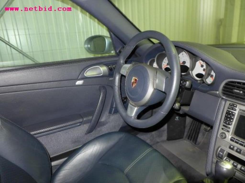 gepflegter Fuhrpark:<br>2 Porsche sowie 3 Harley Davidson-14