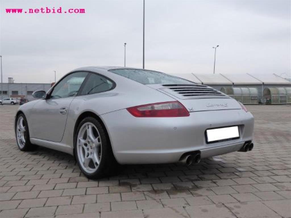 gepflegter Fuhrpark:<br>2 Porsche sowie 3 Harley Davidson-16