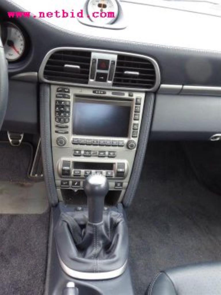 gepflegter Fuhrpark:<br>2 Porsche sowie 3 Harley Davidson-21