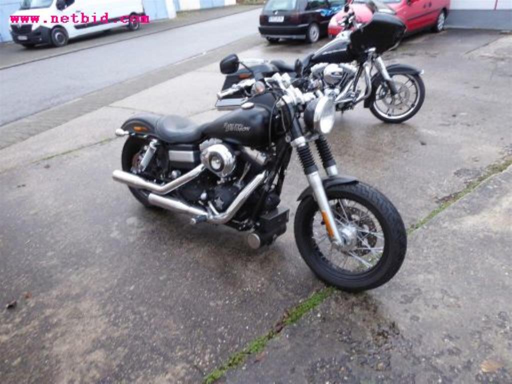gepflegter Fuhrpark:<br>2 Porsche sowie 3 Harley Davidson-2
