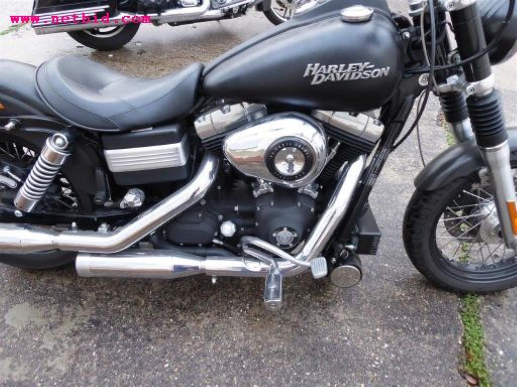 gepflegter Fuhrpark:<br>2 Porsche sowie 3 Harley Davidson-4