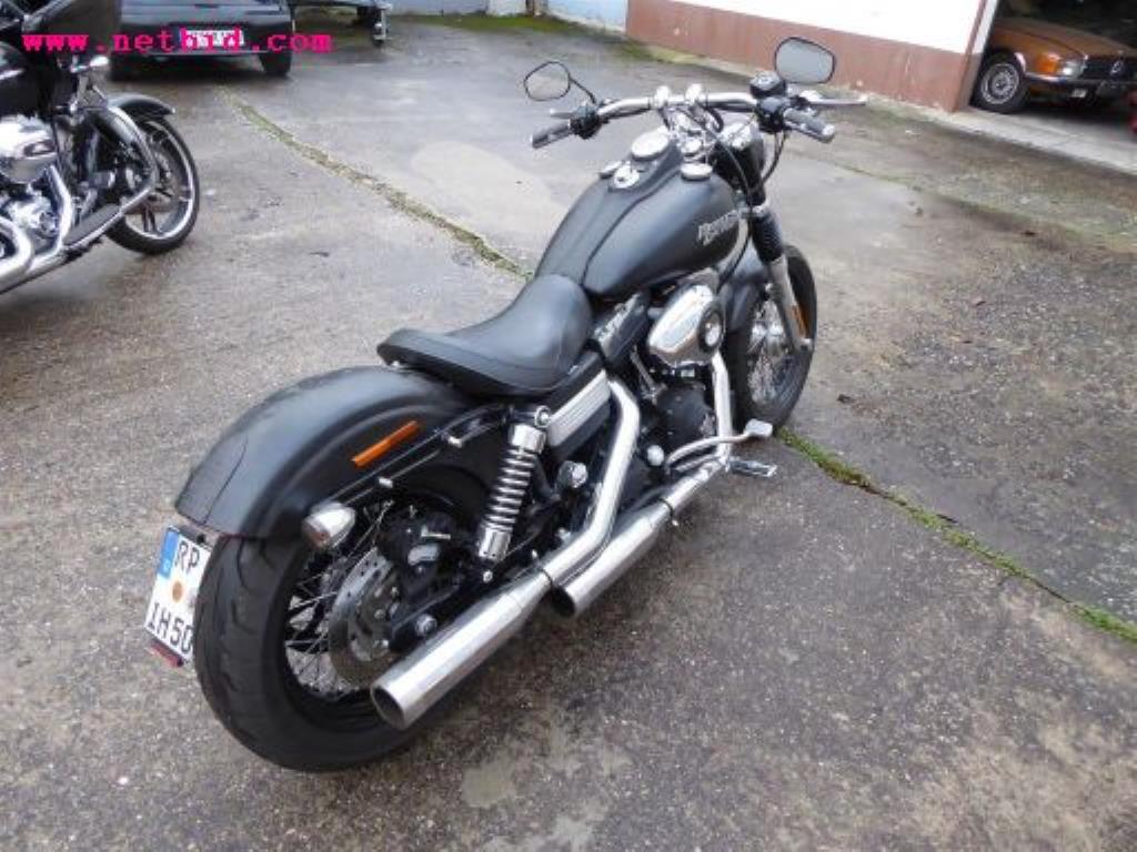 gepflegter Fuhrpark:<br>2 Porsche sowie 3 Harley Davidson-5
