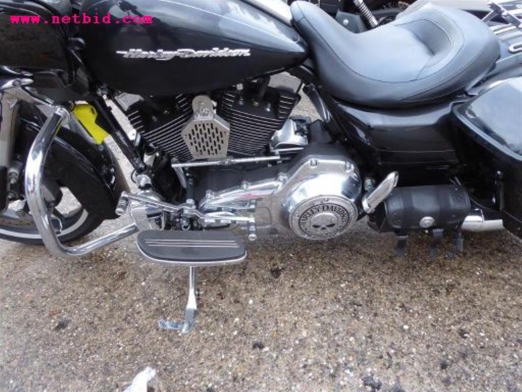 gepflegter Fuhrpark:<br>2 Porsche sowie 3 Harley Davidson-10