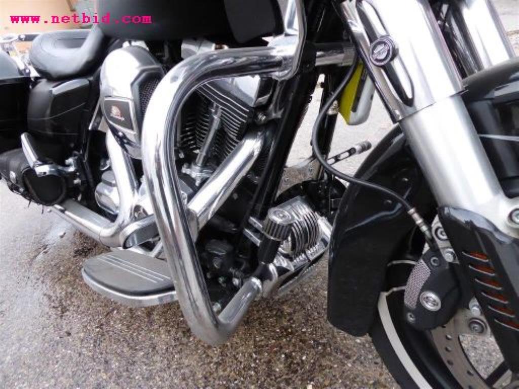 gepflegter Fuhrpark:<br>2 Porsche sowie 3 Harley Davidson-11