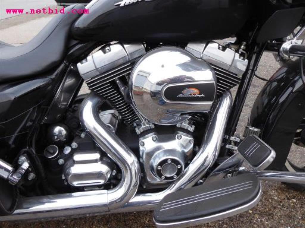 gepflegter Fuhrpark:<br>2 Porsche sowie 3 Harley Davidson-12