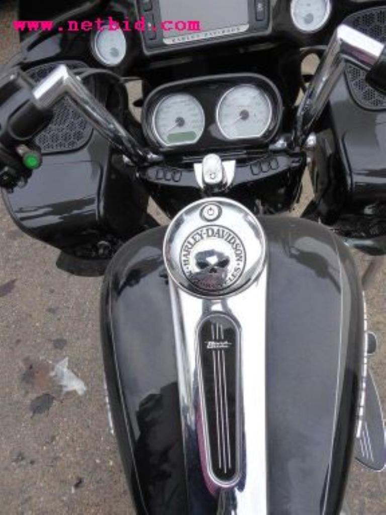 gepflegter Fuhrpark:<br>2 Porsche sowie 3 Harley Davidson-14